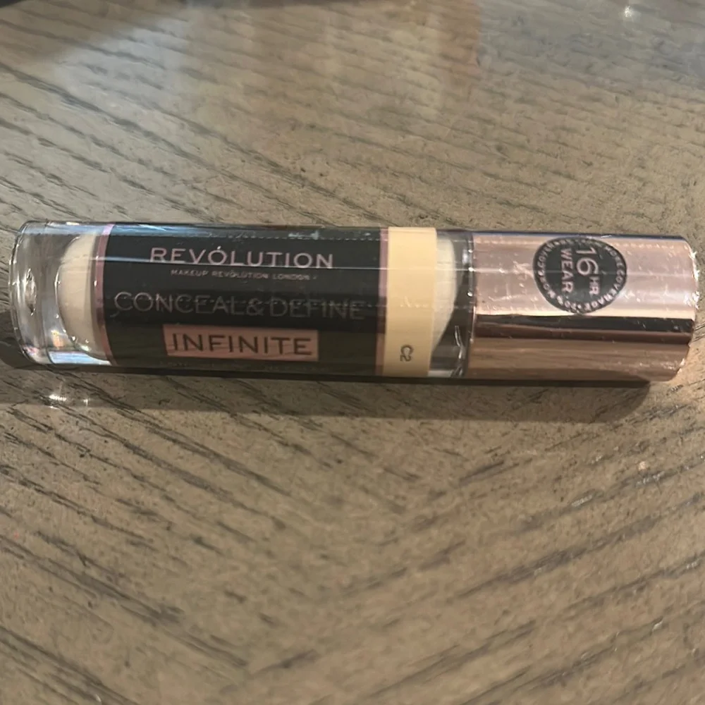Revolution Conceal & Define Infinite Concealer - C2